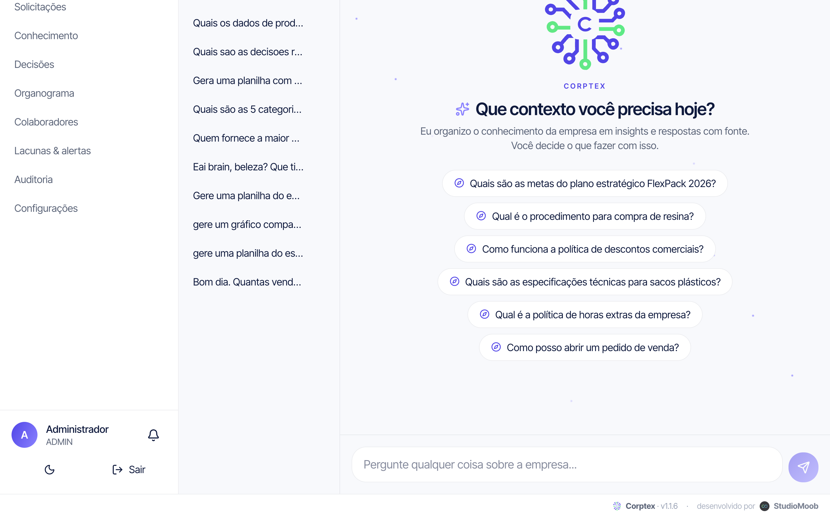 Tela de chat com IA respondendo perguntas com citações da base de conhecimento